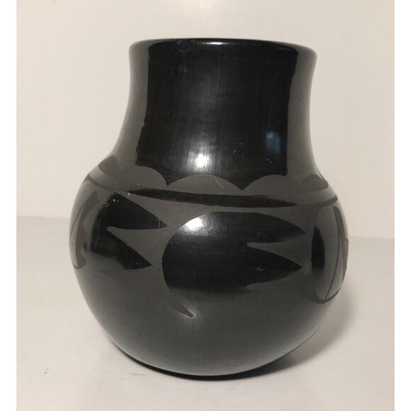 SANTA CLARA PUEBLO BLACK On Black POTTERY Flora Naranjo 6 1/2” inches tall - Picture 2 of 9